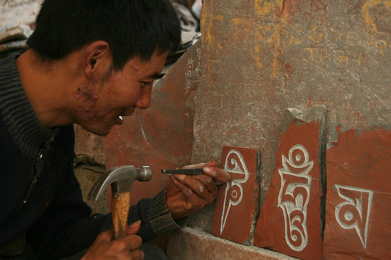 西藏拉萨 药王山下的石刻人