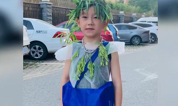 2022年北京疫情严重，小学第一个六一儿童节在小区管控和网课中迎来，阿星六一环保时装秀。