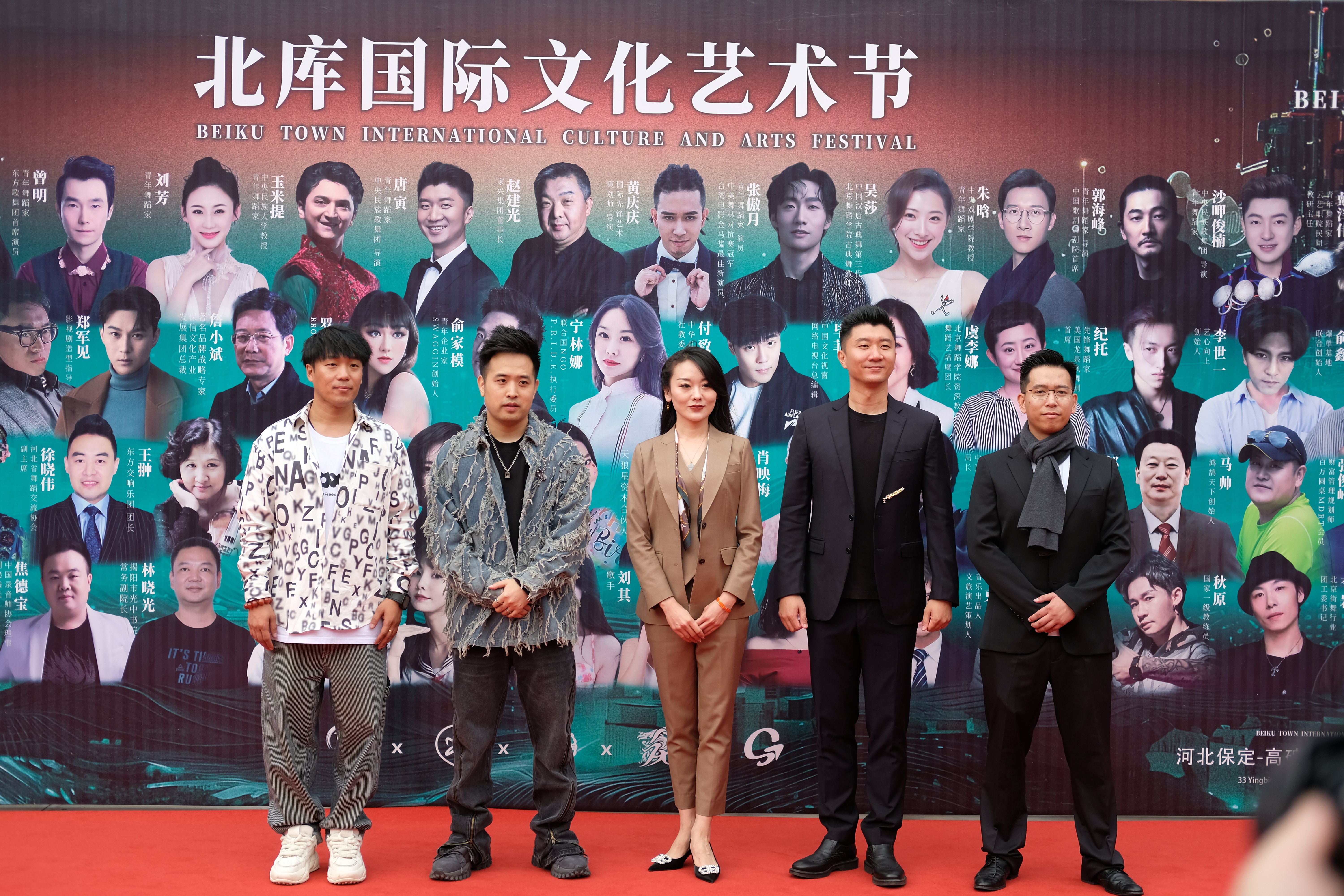 艺术节五位活动发起人，由左至右：付致诚、俞家模、宁林娜、唐寅、黄庆庆